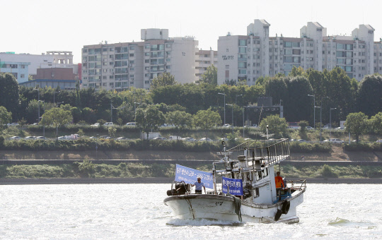 서해5도 어민이 직접 잡은 수산물을 실은 진성호가 28일 오후 서울 한강 뚝도나루터로 들어오고 있다. 성동구는 이날 '추석맞이 뚝도시장 활어ㆍ꽃게 축제'를 열고 서해5도의 싱싱한 자연산 활어와 꽃게를 저렴하게 판매한다.